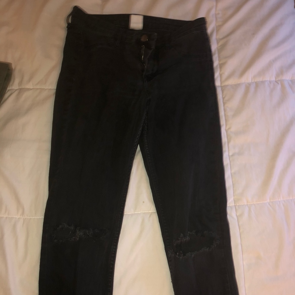 AMERICAN EAGLE BLACK KNEE-RIPPED JEANS